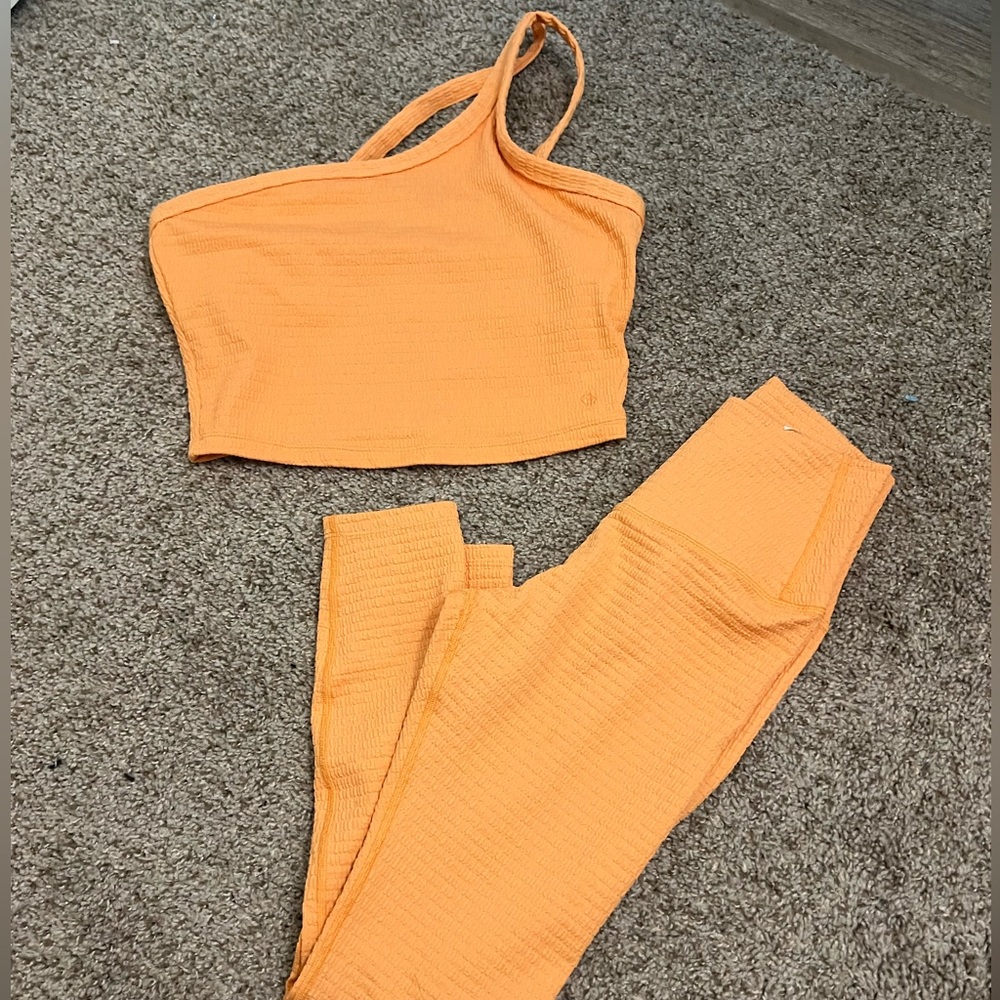 Mango Tavi Noir Set

Small
